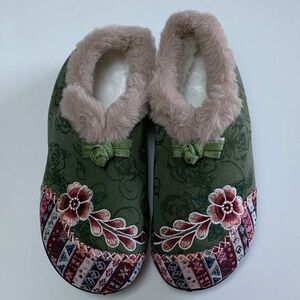 Elegant & Stylish Handmade Floral Women's Slippers in Green. Brand new.Size:7.